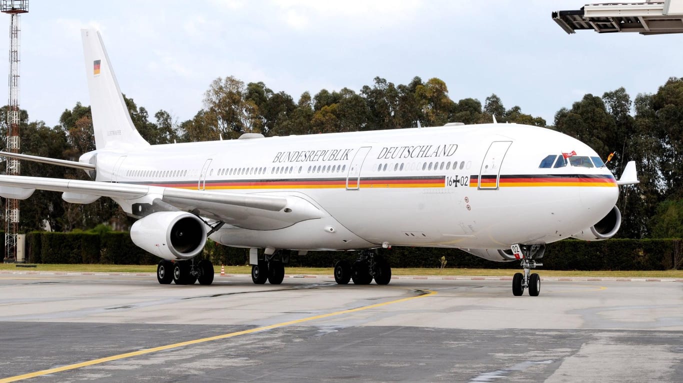 Ein Flugzeug der Bundesregierung: Mit dem Flieger "Konrad Adenauer" kam es immer wieder zu Problemen. (Archivbild)
