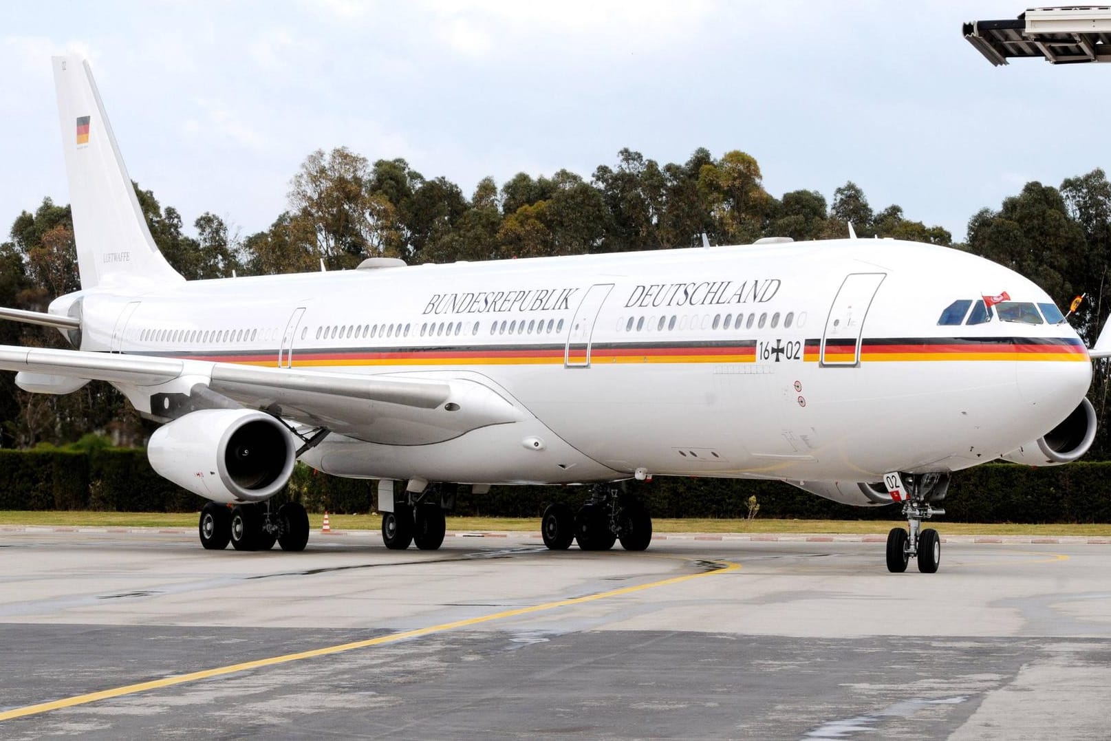 Ein Flugzeug der Bundesregierung: Mit dem Flieger "Konrad Adenauer" kam es immer wieder zu Problemen. (Archivbild)