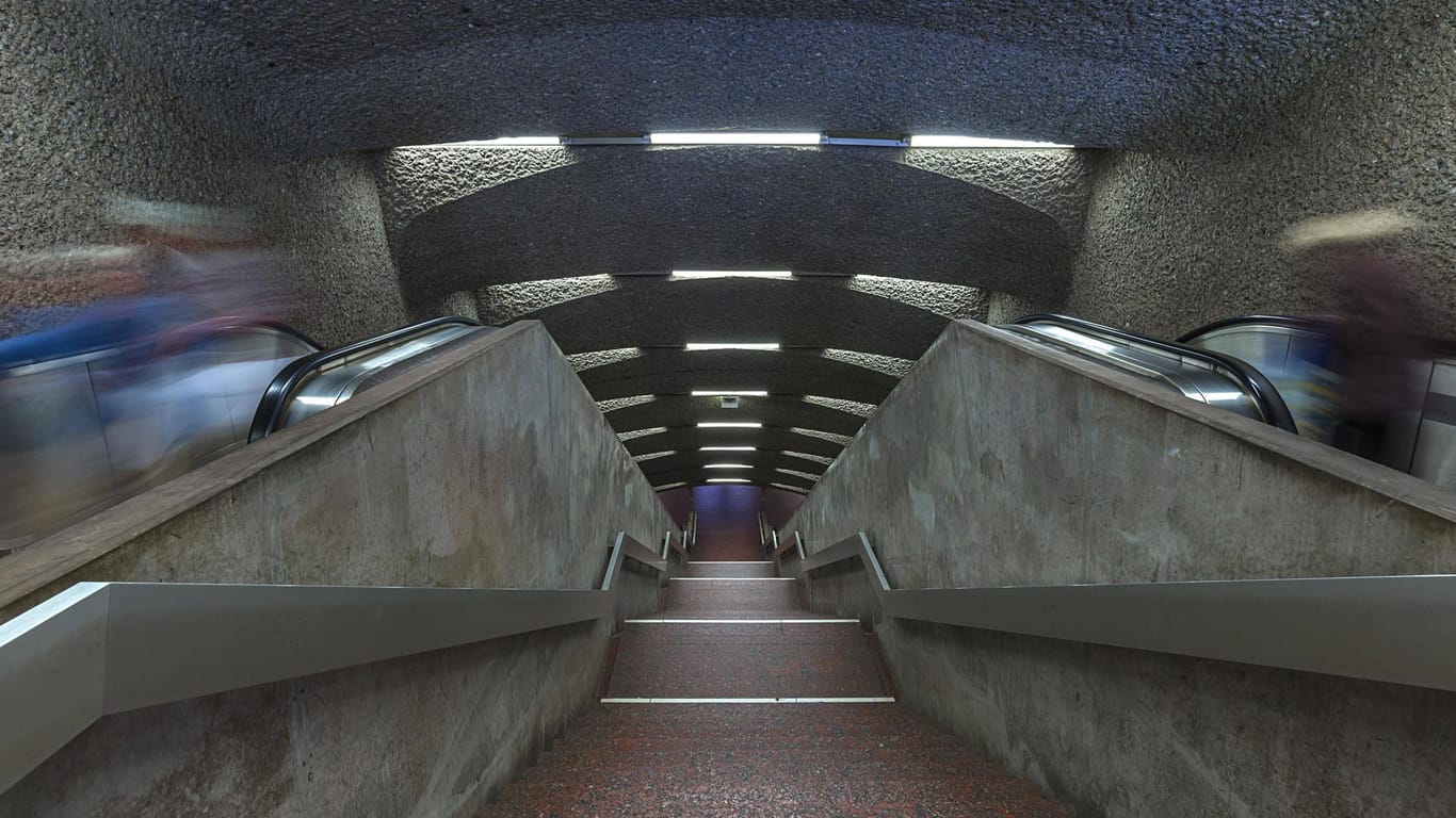 Treppen in einem U-Bahnhof: Die junge Frau stürzte zehn bis fünfzehn Stufen tief. (Symbolbild)