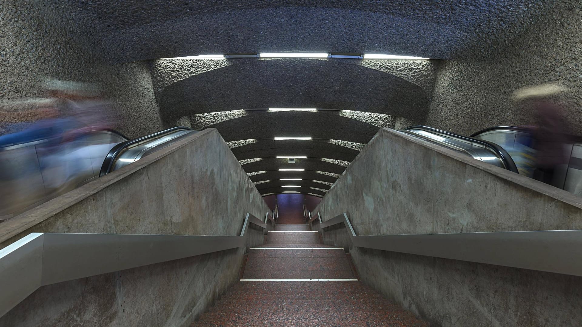 Treppen in einem U-Bahnhof: Die junge Frau stürzte zehn bis fünfzehn Stufen tief. (Symbolbild)