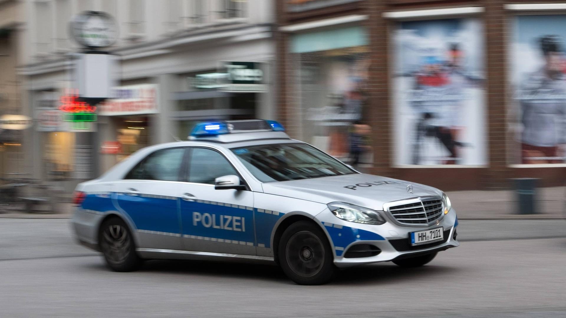 Polizeiauto fährt durch die Innenstadt: Die Polizei versucht, die Unfallursache zu klären. (Symbolbild) Polizeiauto fährt durch die Innenstadt: Die Polizei versucht, die Unfallursache zu klären. (Symbolbild)