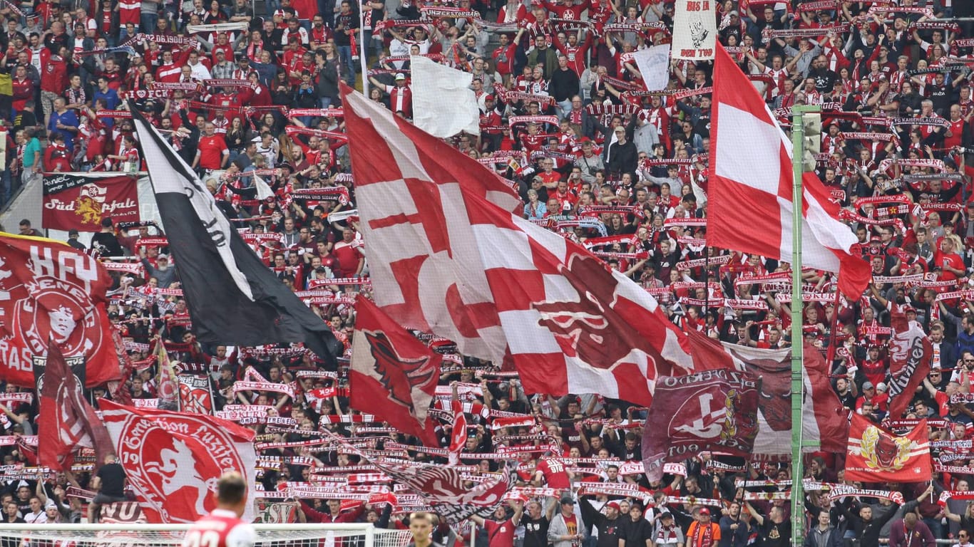 Mit durchschnittlich 21.315 Fans pro Heimspiel liegt der 1. FC Kaiserslautern auf Platz eins der Zuschauertabelle.