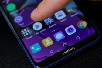Ein Nutzer öffnet den Google Play Store auf einem Smartphone: Geräte von Huawei werden künftig nicht mehr von Google-Diensten bedient.