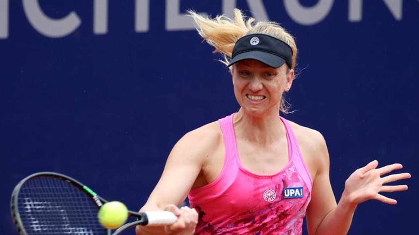 Tennisspielerin Mona Barthel hat beim WTA-Turnier in Stuttgart als erste deutsche Spielerin das Achtelfinale erreicht.