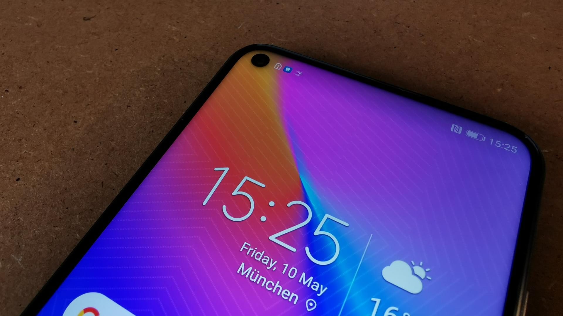 Honor zeigt seine neuen Smartphones: Das Honor 20 versteckt seine Selife-Kamera oben links im Display.