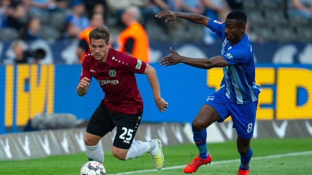 Oliver Sorg im Zweikampf mit Herthas Salomon Kalou.