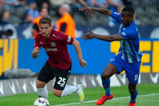 Oliver Sorg im Zweikampf mit Herthas Salomon Kalou.