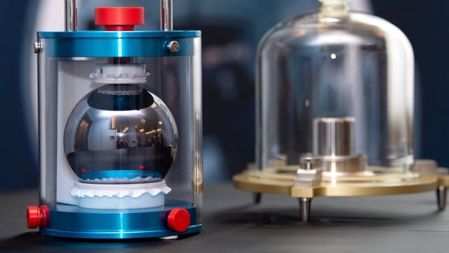 Eine exakt ein Kilogramm schwere, hochreine Siliziumkugel (l) ist im Deutschen Museum neben einer Kopie des Ur-Kilogramms zu sehen. Eine exakt ein Kilogramm schwere, hochreine Siliziumkugel (l) ist im Deutschen Museum neben einer Kopie des Ur-Kilogramms zu sehen.