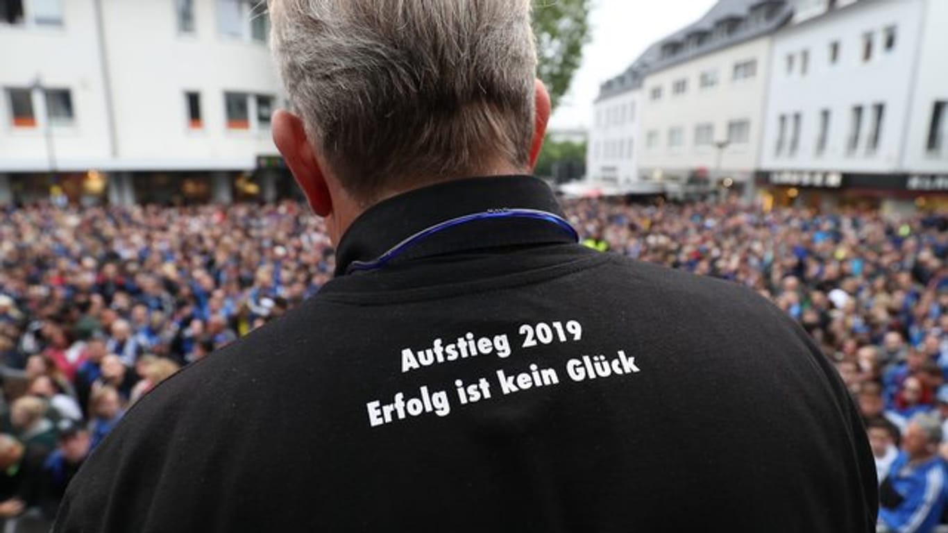"Aufstieg 2019 - Erfolg ist kein Glück" steht auf der Jacke eines Paderborner Offiziellen.