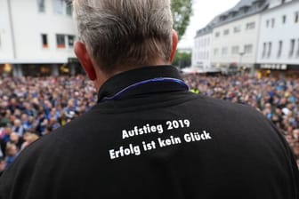 "Aufstieg 2019 - Erfolg ist kein Glück" steht auf der Jacke eines Paderborner Offiziellen.