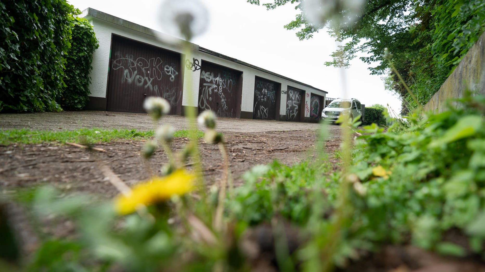 Garagen in Dortmund: Auf dem Garagenhof neben ihrer Schule wollten Dortmunder Schüler einen Lehrer erschlagen.