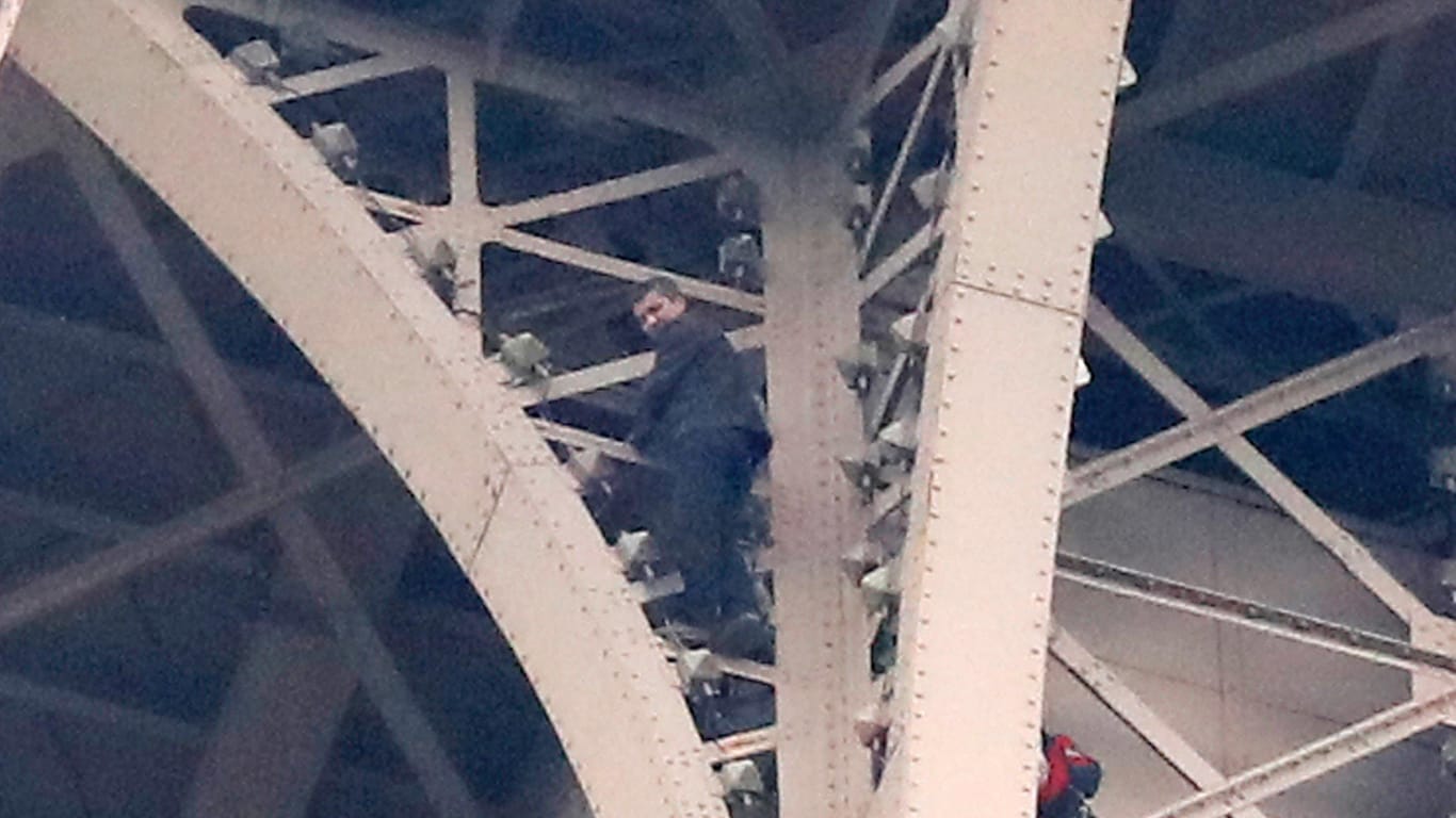 Ein Kletterer auf dem Eiffelturm: Ein Mann versuchte das Pariser Wahrzeichen zu erklimmen – Hunderte Schaulustige wurden evakuiert, Polizei und Feuerwehr waren im Einsatz.