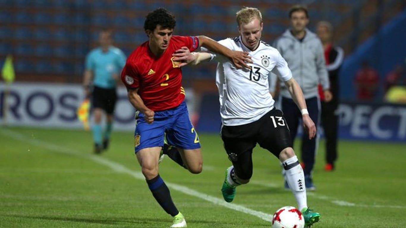 BVB-Neuzugang Mateu Morey (L) im Laufduell mit Herthas Dennis Jastrzembski in einem Junioren-Länderspiel.
