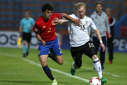 BVB-Neuzugang Mateu Morey (L) im Laufduell mit Herthas Dennis Jastrzembski in einem Junioren-Länderspiel.