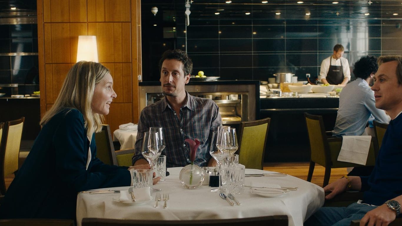 Film "All My Loving": (v.l.n.r.) Die Geschwister Julia (Nele Mueller-Stöfen), Tobias (Hans Löw) und Stefan (Lars Eidinger) im Restaurant.
