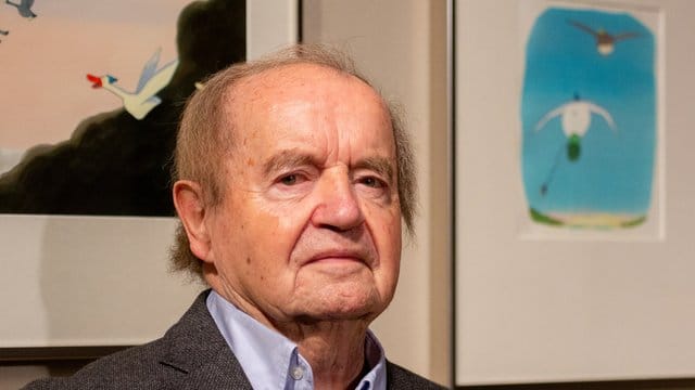 Hans Traxler vor einigen seiner Werke im Museum für Karikatur und Zeichenkunst "Wilhelm Busch" in Hannover. Hans Traxler vor einigen seiner Werke im Museum für Karikatur und Zeichenkunst "Wilhelm Busch" in Hannover.