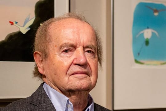 Hans Traxler vor einigen seiner Werke im Museum für Karikatur und Zeichenkunst "Wilhelm Busch" in Hannover.