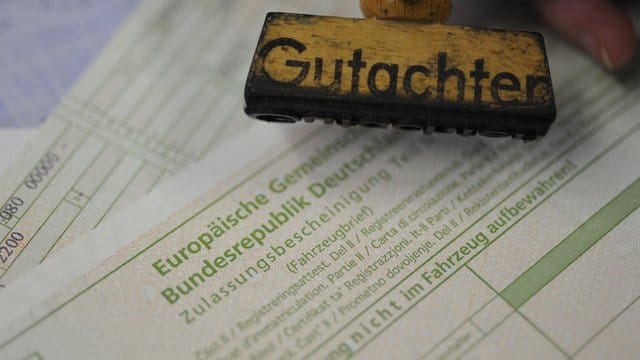 Fahrzeugbrief: Offiziell heißt das Dokument Zulassungsbescheinigung Teil II. Es enthält wichtige Angaben über das Fahrzeug und den Halter.