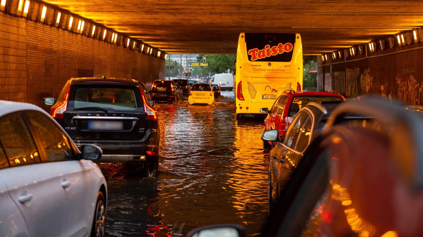Überschwemmung in einem Autotunnel in Berlin: Tief "Axel" hat bundesweit für Unwetter gesorgt.