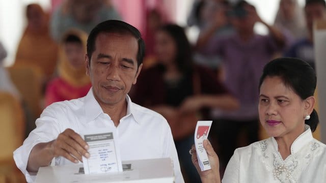 Joko Widodo und seine Frau Iriana geben am 17. Joko Widodo und seine Frau Iriana geben am 17.
