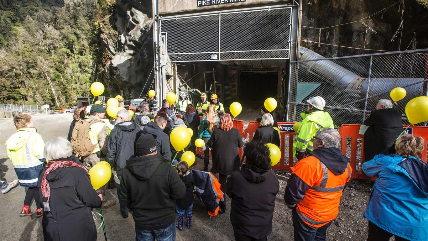 Familien versammeln sich am Eingang der Pike River Mine: 29 Menschen wurden bei dem Unglück vor achteinhalb Jahren verschüttet.