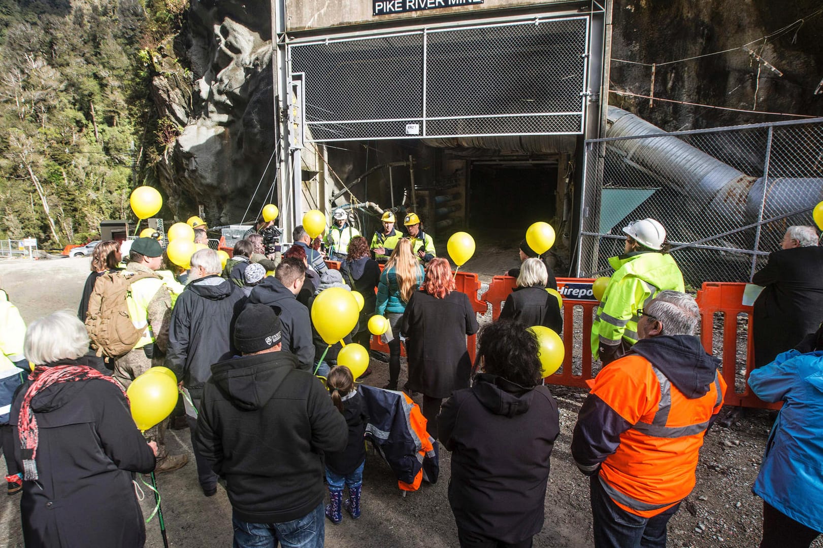 Familien versammeln sich am Eingang der Pike River Mine: 29 Menschen wurden bei dem Unglück vor achteinhalb Jahren verschüttet.