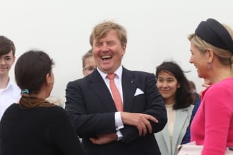 Das niederländische Königspaar Willem-Alexander (M.