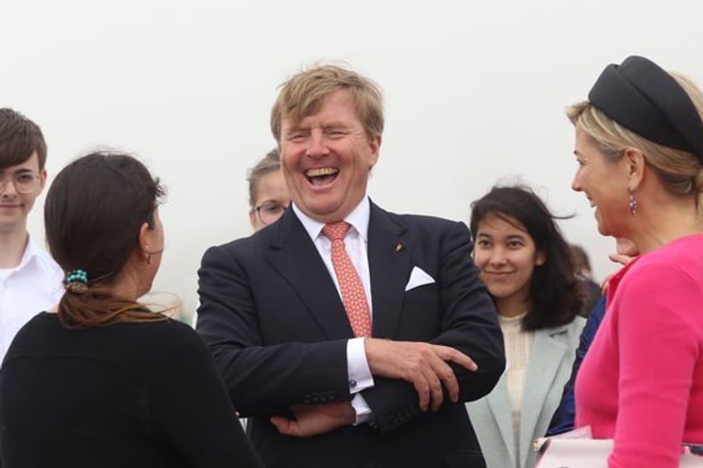 Das niederländische Königspaar Willem-Alexander (M.