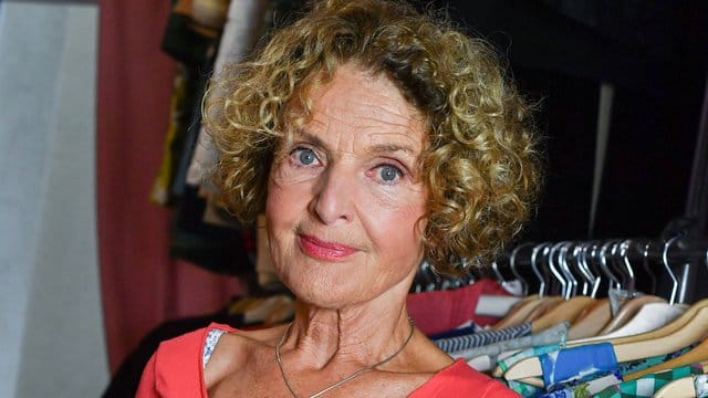 Die Schauspielerin Kathrin Ackermann steht fest auf der Erde.