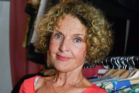 Die Schauspielerin Kathrin Ackermann steht fest auf der Erde.