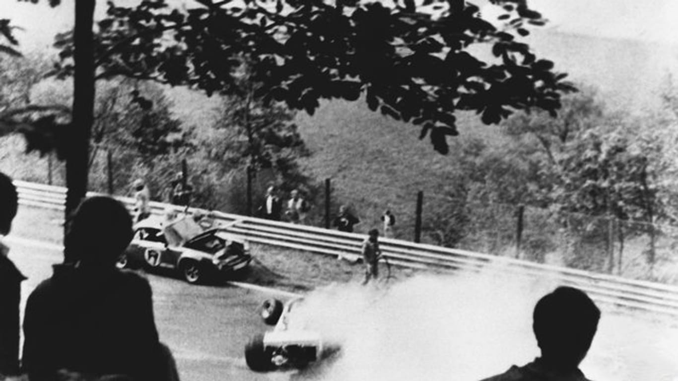 Niki Lauda überlebt 1976 einen Horrorunfall auf dem Nürburgring.