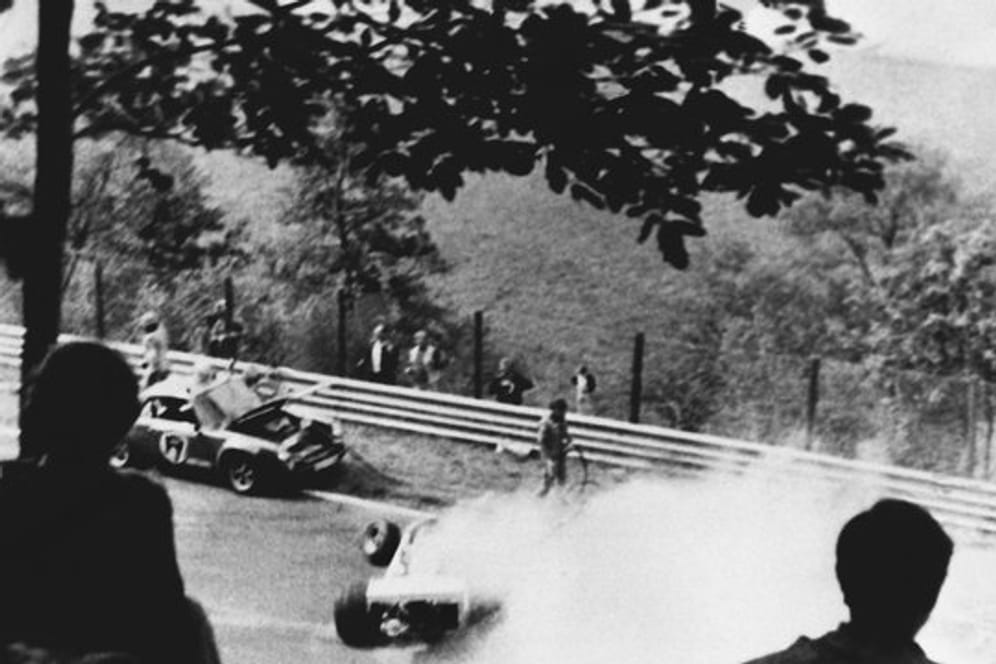 Niki Lauda überlebt 1976 einen Horrorunfall auf dem Nürburgring.