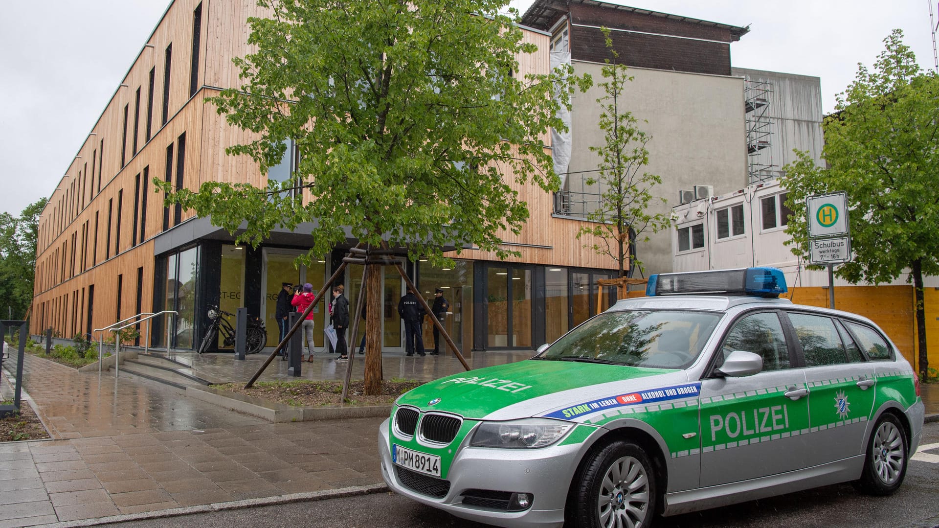 Ein Polizeiauto steht vor einer der betroffenen Schulen: Am Morgen ist eine Bombendrohung von einem Unbekannten eingegangen.