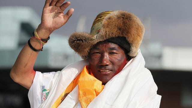 Kami Rita, Sherpa aus Nepal, hat seinen Rekord für die meisten Besteigungen des Mount Everest zum zweiten Mal innerhalb einer Woche ausgebaut. Kami Rita, Sherpa aus Nepal, hat seinen Rekord für die meisten Besteigungen des Mount Everest zum zweiten Mal innerhalb einer Woche ausgebaut.