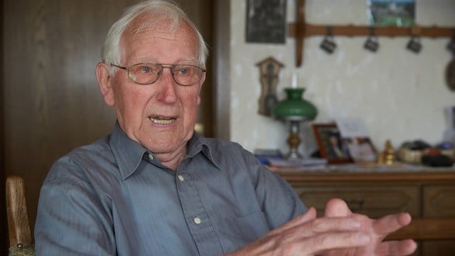"Ich hatte 14 Wahlen, immer mit Gegenkandidaten, genau habe ich das gar nicht gezählt", sagt der 94-jährige Christdemokrat. "Ich hatte 14 Wahlen, immer mit Gegenkandidaten, genau habe ich das gar nicht gezählt", sagt der 94-jährige Christdemokrat.