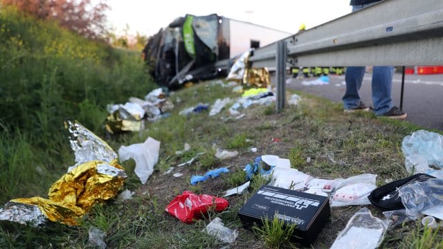 Der Fernbus war von der mittleren Fahrspur nach rechts abgekommen und an der Böschung auf die Seite gekippt. Der Fernbus war von der mittleren Fahrspur nach rechts abgekommen und an der Böschung auf die Seite gekippt.
