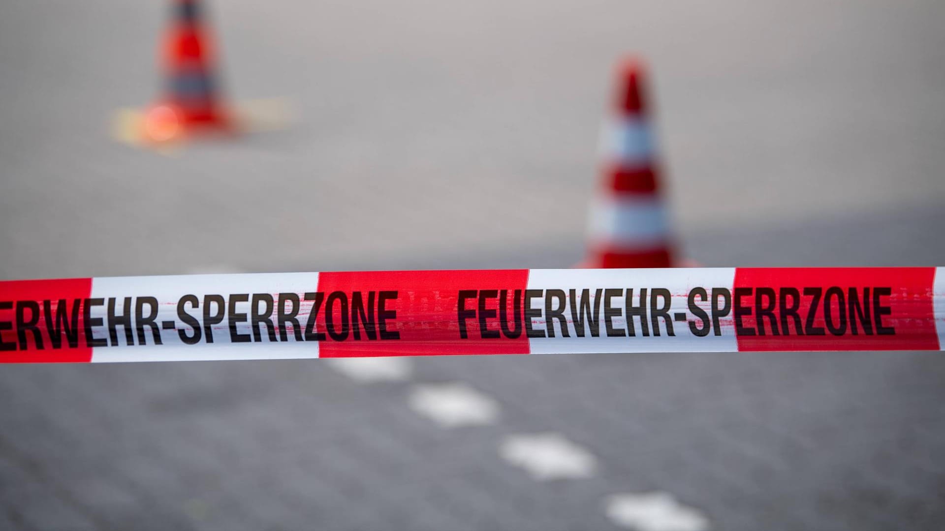 Eine Sperrzone der Feuerwehr: Nach dem Fund des Fasses sperrte die Feuerwehr die vorbeiführende Straße vorerst ab. (Symbolbild)