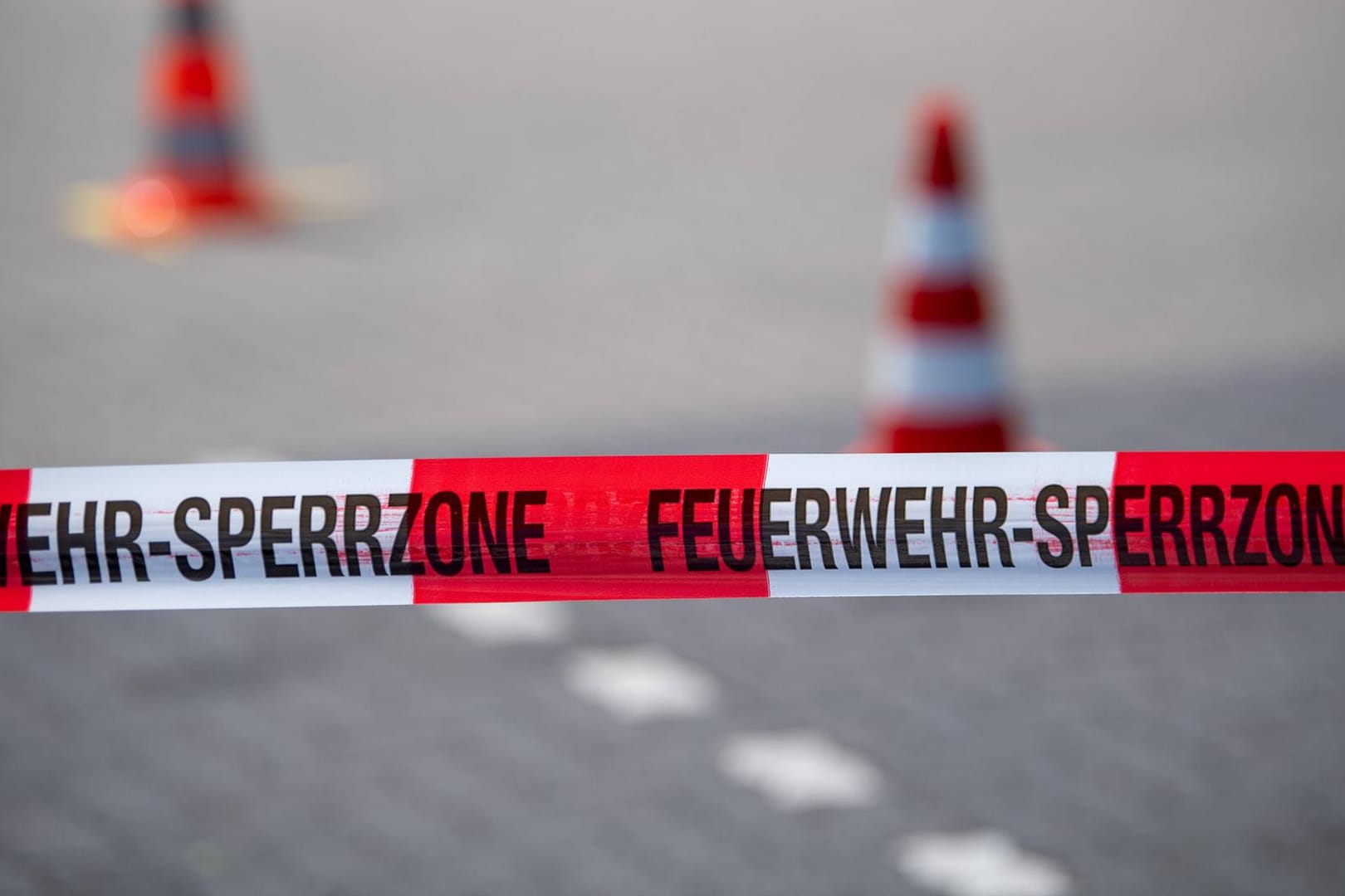 Eine Sperrzone der Feuerwehr: Nach dem Fund des Fasses sperrte die Feuerwehr die vorbeiführende Straße vorerst ab. (Symbolbild)