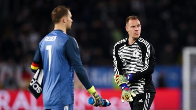 Die beiden Nationaltorhüter Marc-Andre ter Stegen (r) und Manuel Neuer sind derzeit angeschlagen. Die beiden Nationaltorhüter Marc-Andre ter Stegen (r) und Manuel Neuer sind derzeit angeschlagen.