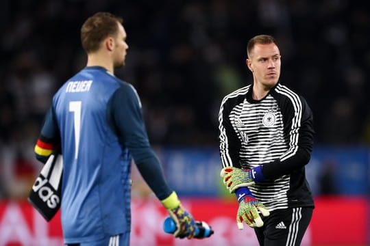 Die beiden Nationaltorhüter Marc-Andre ter Stegen (r) und Manuel Neuer sind derzeit angeschlagen.