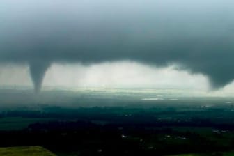 Zwei Trichterwolken in Oklahoma: Die Wetterbehörde hat für das Gebiet die höchste Gefahrenstufe ausgerufen.
