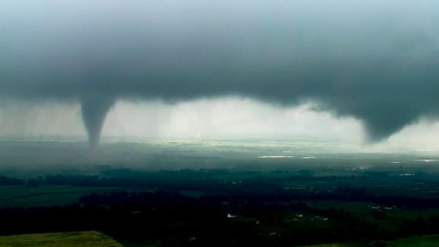 Zwei Trichterwolken in Oklahoma: Die Wetterbehörde hat für das Gebiet die höchste Gefahrenstufe ausgerufen.