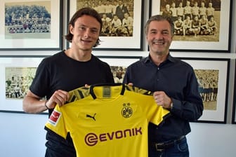 BVB-Sportdirektor Michael Zorc (r) empfängt Nico Schulz.