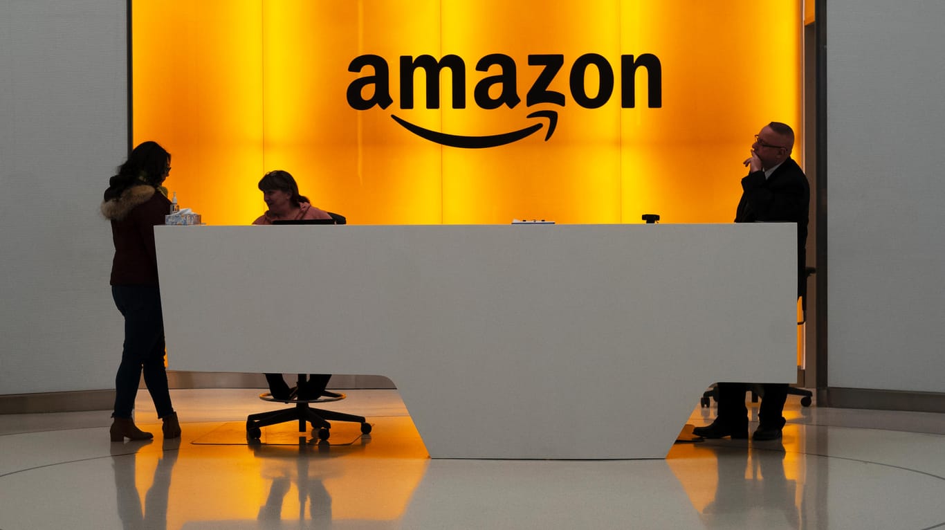 Menschen vor Schild mit dem Logo von Amazon: Die Amazons-Staaten waren von der Entscheidung enttäuscht. (Archivbild)
