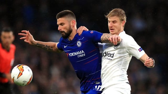 Olivier Giroud (l) bleibt bis Sommer 2020 beim FC Chelsea.