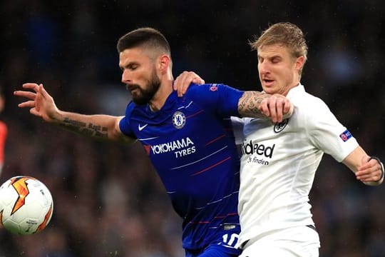 Olivier Giroud (l) bleibt bis Sommer 2020 beim FC Chelsea.