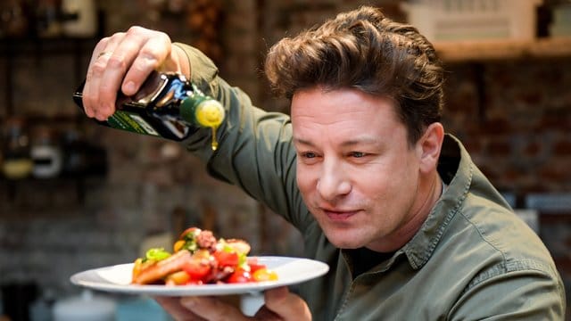 Der britische Starkoch Jamie Oliver ist mit seiner Restaurantkette gescheitert. Der britische Starkoch Jamie Oliver ist mit seiner Restaurantkette gescheitert.