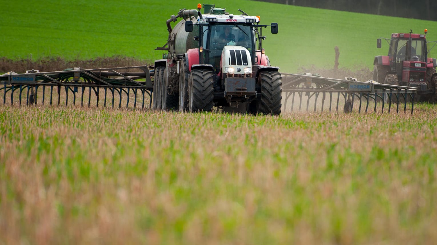 Landwirt bringt Gülle aus im niedersächischen Linden: Am Mittwochen wollen Umwelt- und Landwirtschaftsministerium über die EU-Forderungen beraten.