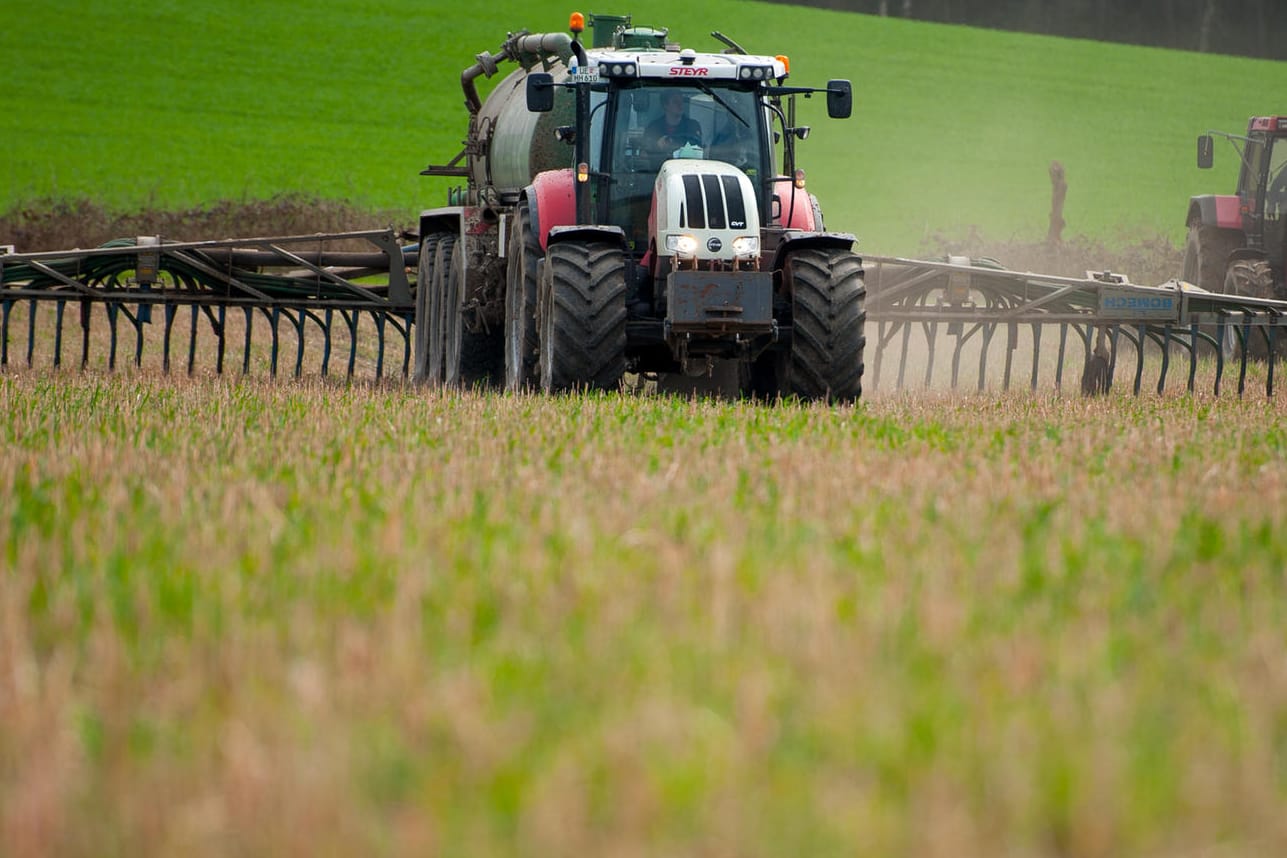 Landwirt bringt Gülle aus im niedersächischen Linden: Am Mittwochen wollen Umwelt- und Landwirtschaftsministerium über die EU-Forderungen beraten.