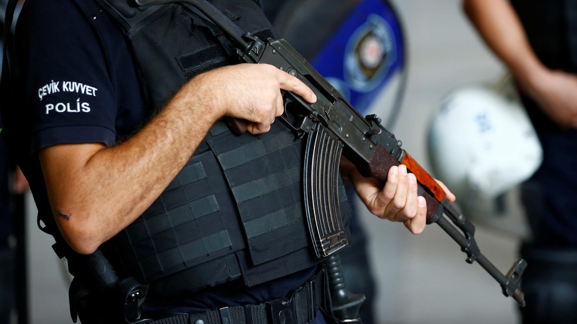 Ein Polizist in der Türkei: Bereits am Montag führte die Polizei Razzien gegen 250 mutmaßliche Gülen-Anhänger im ganzen Land durch. (Symbolbild) Ein Polizist in der Türkei: Bereits am Montag führte die Polizei Razzien gegen 250 mutmaßliche Gülen-Anhänger im ganzen Land durch. (Symbolbild)